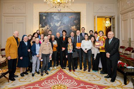 13/02/2025. Spanish Citizenship Abroad Regulation. The Minister for Inclusion, Social Security and Migration, Elma Saiz, with a group of Spa...