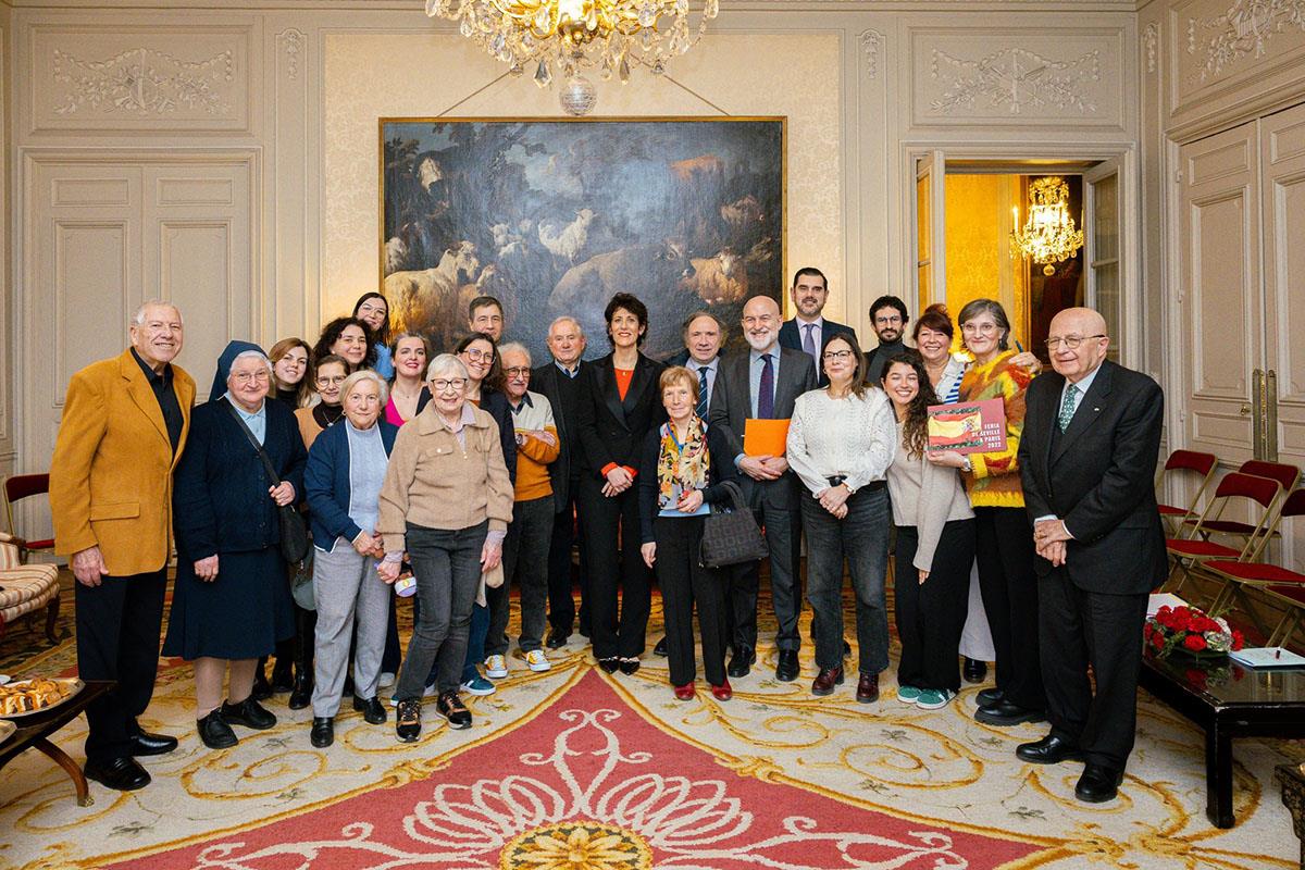 La ministra de Inclusión, Seguridad Social y Migraciones, Elma Saiz, junto a un grupo de residentes españoles en Francia