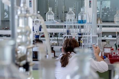 Mujer trabajando en un laboratorio