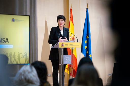 La ministra de Seguridad Social, Inclusión y Migraciones, Elma Saiz, clausura la presentación del informe.