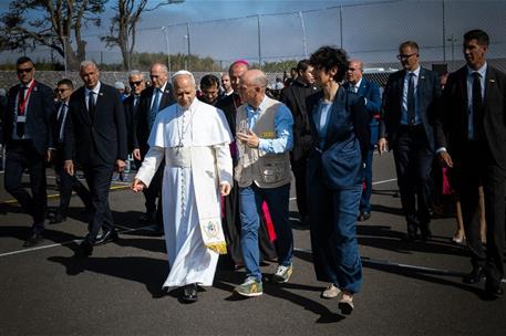 La ministra Elma Saiz y el papa León XIV visitan el centro "Las Raíces" en Tenerife.