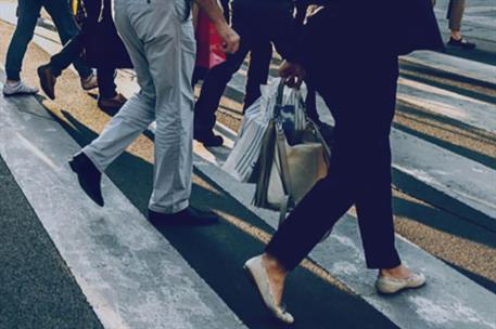 Personas cruzando una calle