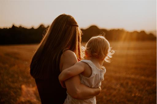 Madre con niño en brazos