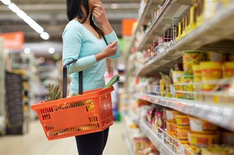 Mujer comprando en un supermercado