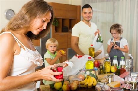 Familia con la compra de alimentos en su hogar