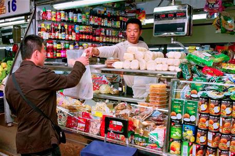 Trabajador de origen asiático en un comercio.
