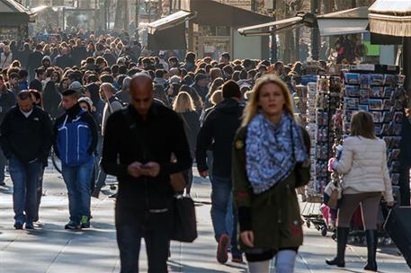 Gente caminando por una calle