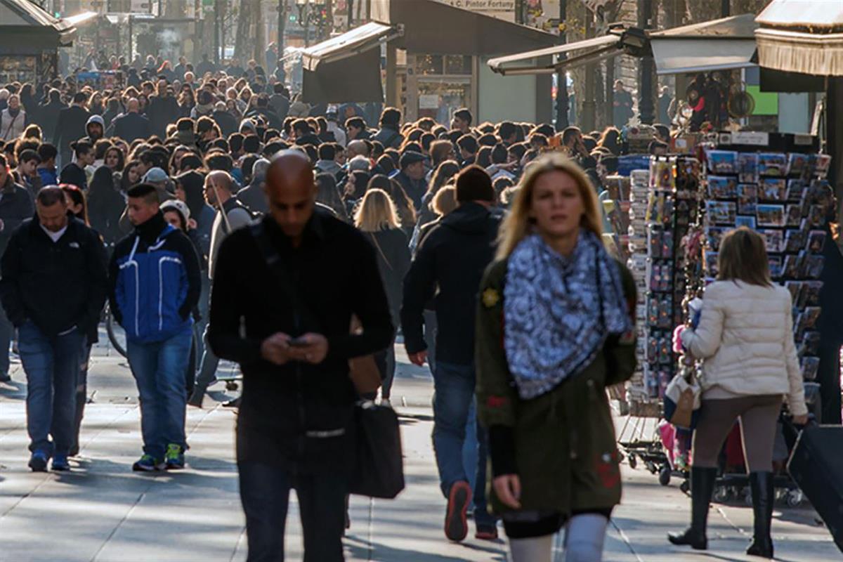 Gente caminando por una calle