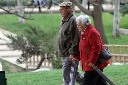 Jubilados paseando.