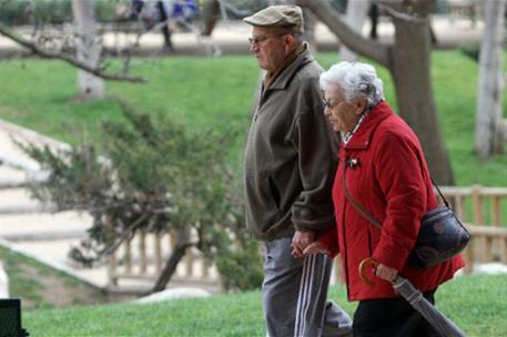 Dos pensionistas paseando