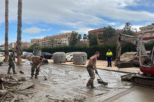 Trabajadores realizan labores de limpieza en Valencia.