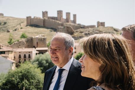 El ministro de Industria y Turismo, Jordi Hereu en su visita al parador