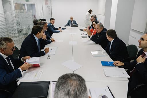 Reunión del ministro de Industria y Turismo, Jordi Hereu, con representantes de la industria del textil.