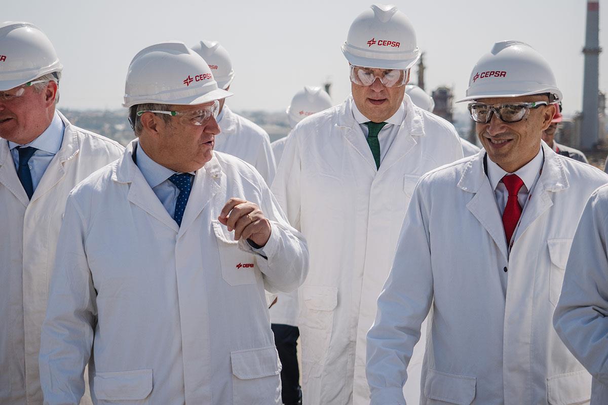 El ministro de Industria y Turismo, Jordi Hereu, durante su visita al Parque Energético de San Roque (Cádiz) de Cepsa