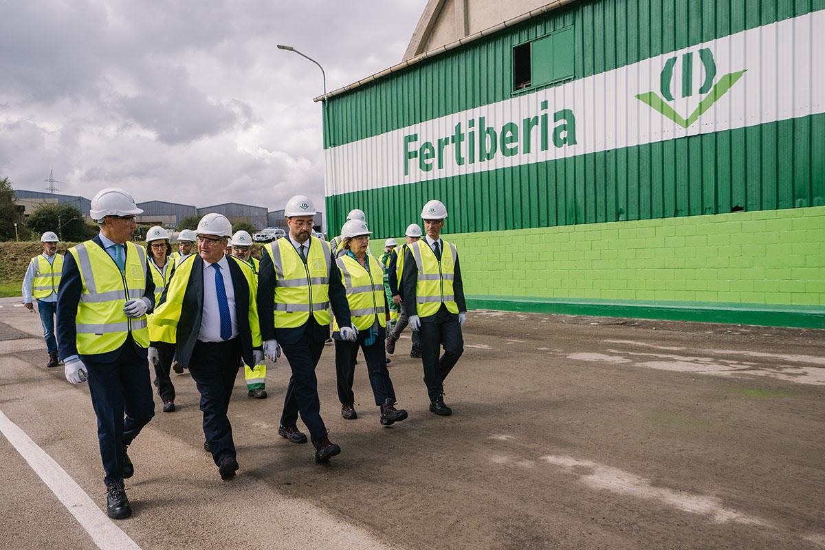 El ministro de Industria y Turismo, Jordi Hereu,durante su visita a la planta de Fertiberia en Avilés.