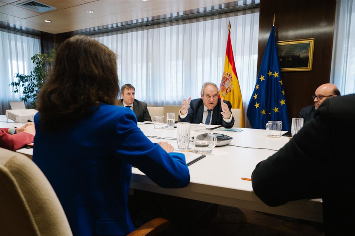 El ministro de Industria y Turismo, Jordi Hereu, se reúne con la Federación Empresarial de la Industria Química Española