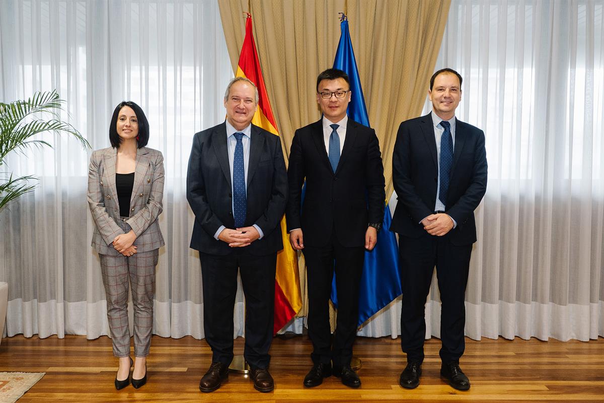 21/05/2024. Jordi Hereu invites Chery to apply to PERTE VEC III for the development of its investments in Spain. Family photo of the meeting
