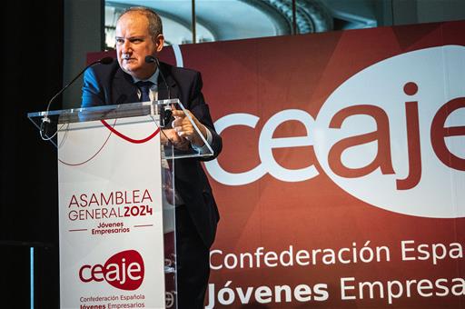 El ministro de Industria y Turismo, Jordi Hereu, durante su intervención en la Asamblea General de CEAJE