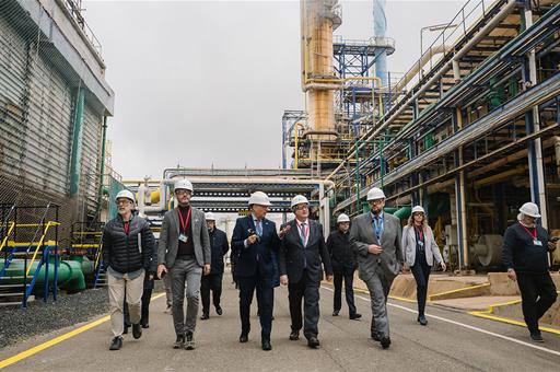 El ministro de Industria y Turismo, Jordi Hereu, durante la visita a Ercros.