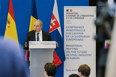 Jordi Hereu comparece tras la Conferencia interministerial sobre el acero en París.