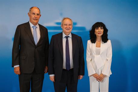 El minsitro de Industria y Turismo, Jordi Hereu, junto a otros asistentes a la Junta General de PYMAR.
