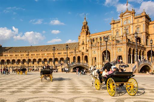 Turistas en plaza de España de Sevilla