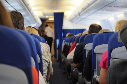 Pasajero sentados dentro de un avión