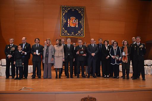 El ministro del Interior, Fernando Grande-Marlaska, con los condecorados con las Medalla de Plata de la Policía Nacional