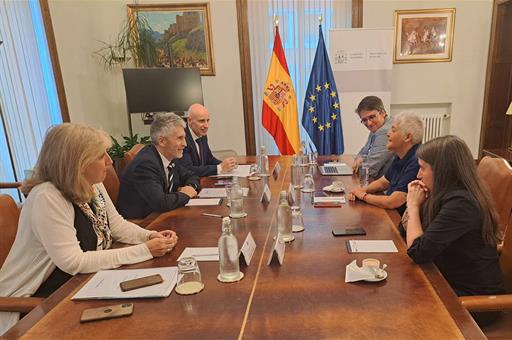 El ministro Grande-Marlaska se reúne con representantes de la FELGTBI+