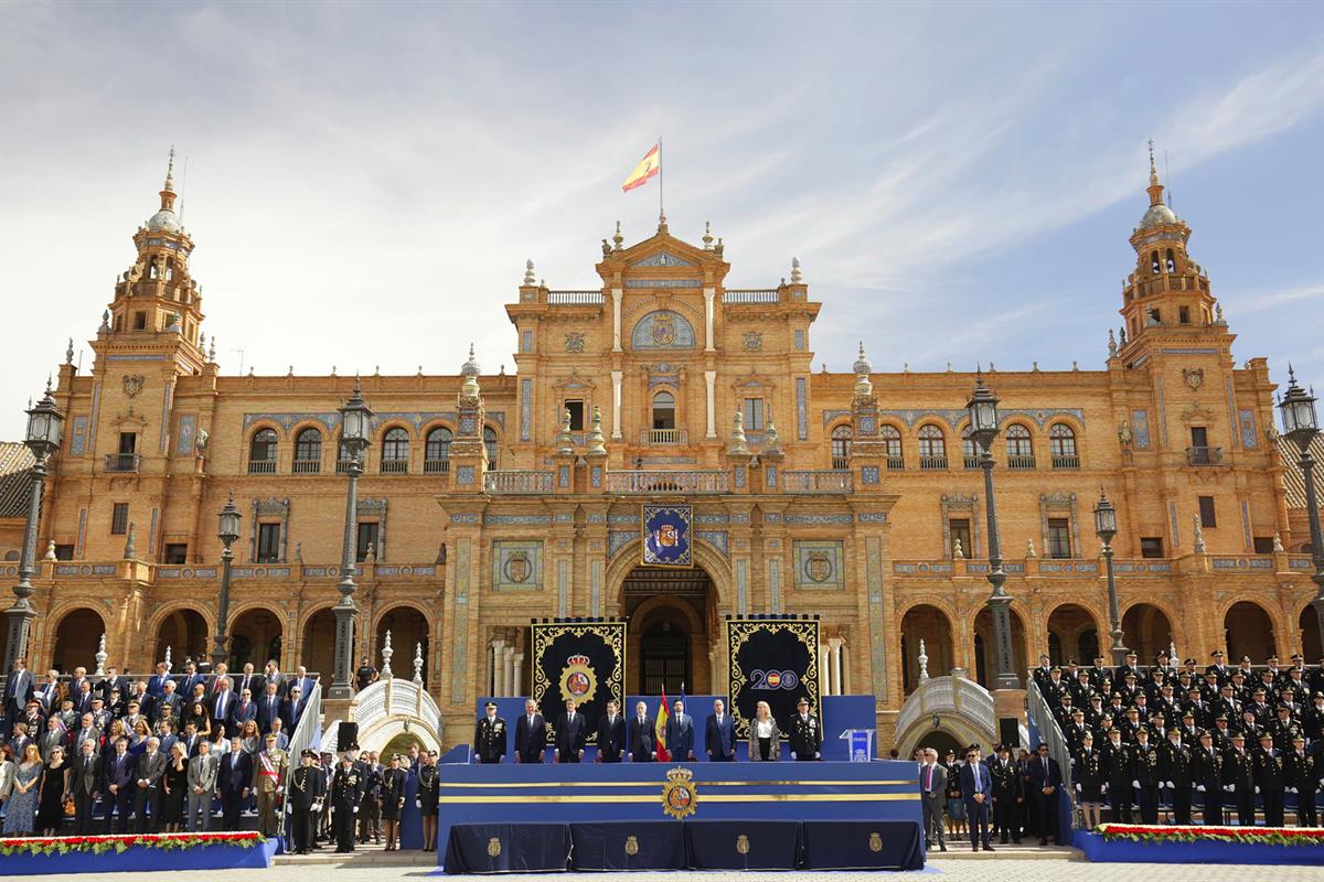 El ministro Fernando Grande-Marlaska preside el acto central del Día de la Policía, en la plaza de España de Sevilla