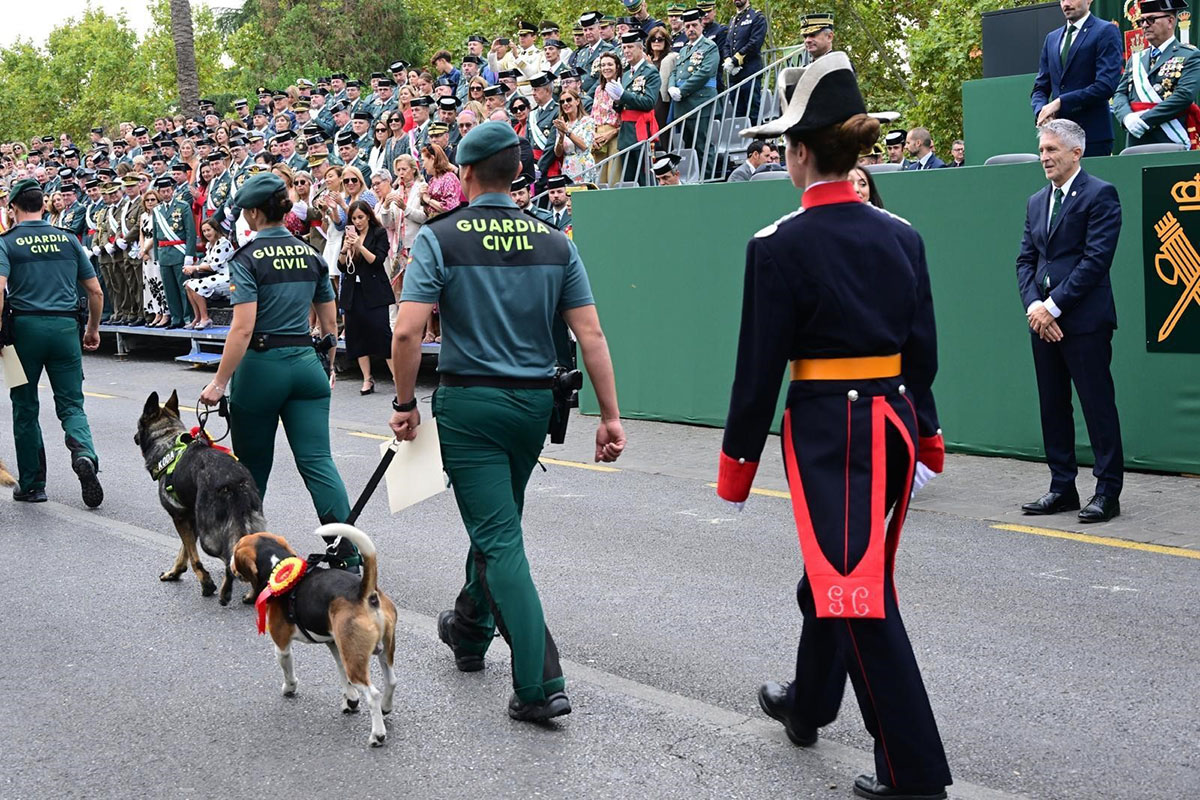 El ministro del Interior durante el desfile de los agentes caninos de la Guardia Civil.