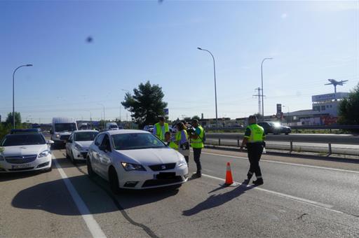 Guardia civil en control de tráfico