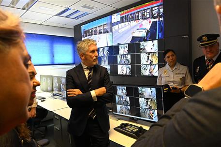 El ministro del Interior, Fernando Grande-Marlaska, durante su visita a las nuevas instalaciones del puesto fronterizo en Ceuta.