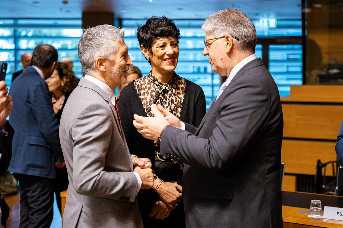 Los ministros Fernando Grande-Marlaska y Elma Saiz, en el Consejo de Ministros de Interior celebrado en Luxemburgo