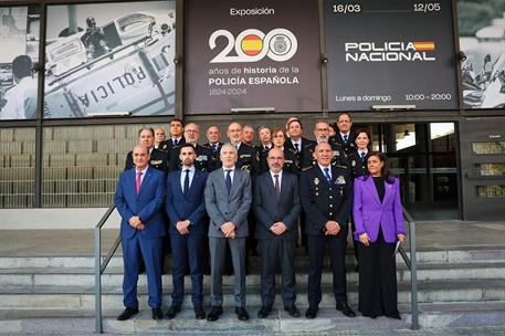 Foto de familia del acto de inauguración de la exposición 