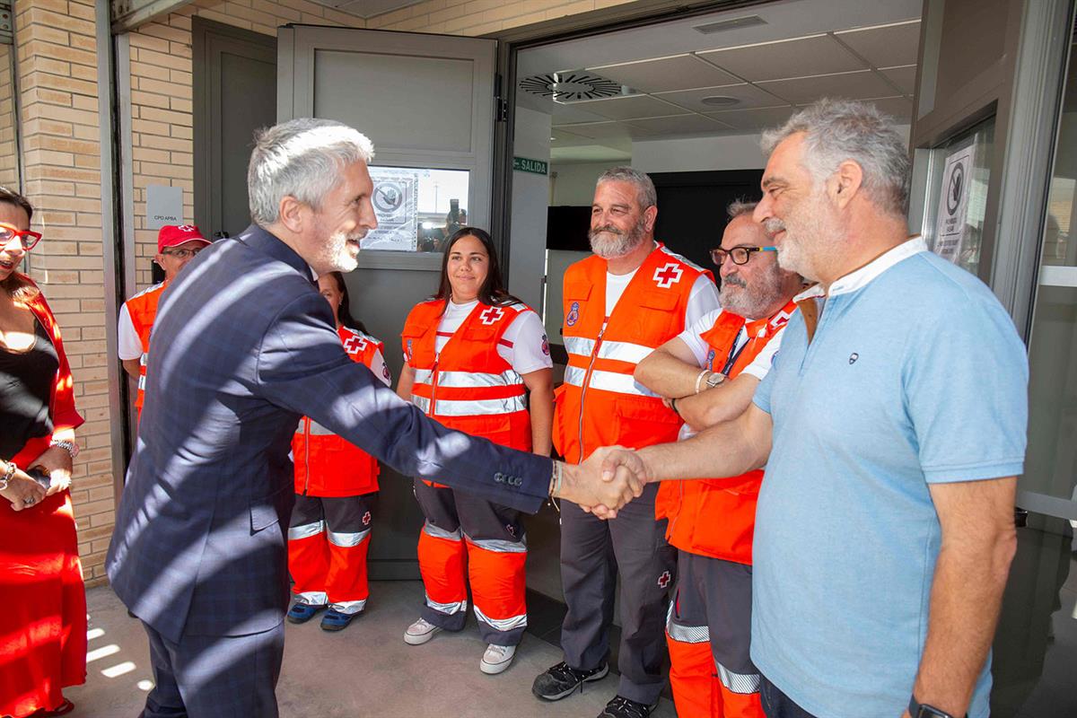El ministro del Interior, Fernando Grande-Marlaska, saluda a miembros de la Cruz Roja durante su visita