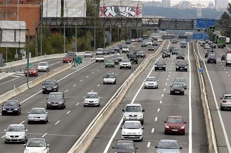 Vehículos circulando por autovía