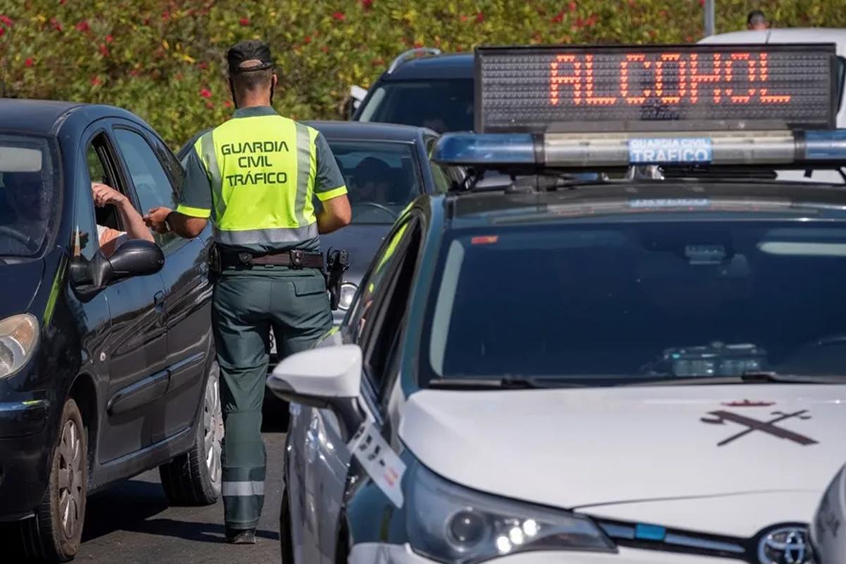 Un agente de la Guardia Civil de Tráfico realiza un control de alcoholemia 