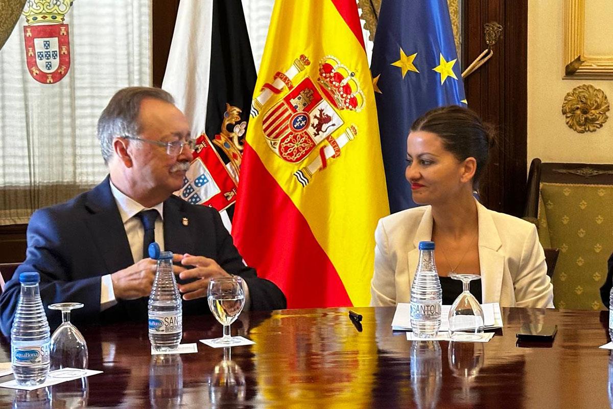 La ministra de Juventud e Infancia, Sira Rego, junto al presidente de Ceuta, Juan Jesús Vivas