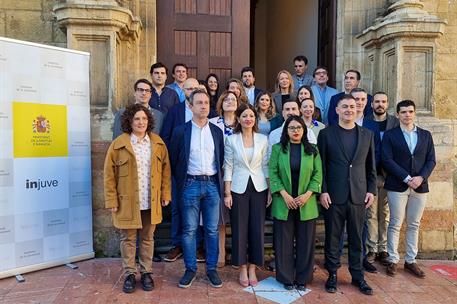 La ministra de Juventud e Infancia, Sira Rego, con los participantes del Consejo Interterritorial