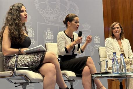 La ministra de Juventud e Infancia, Sira Rego, durante su intervención en la jornada