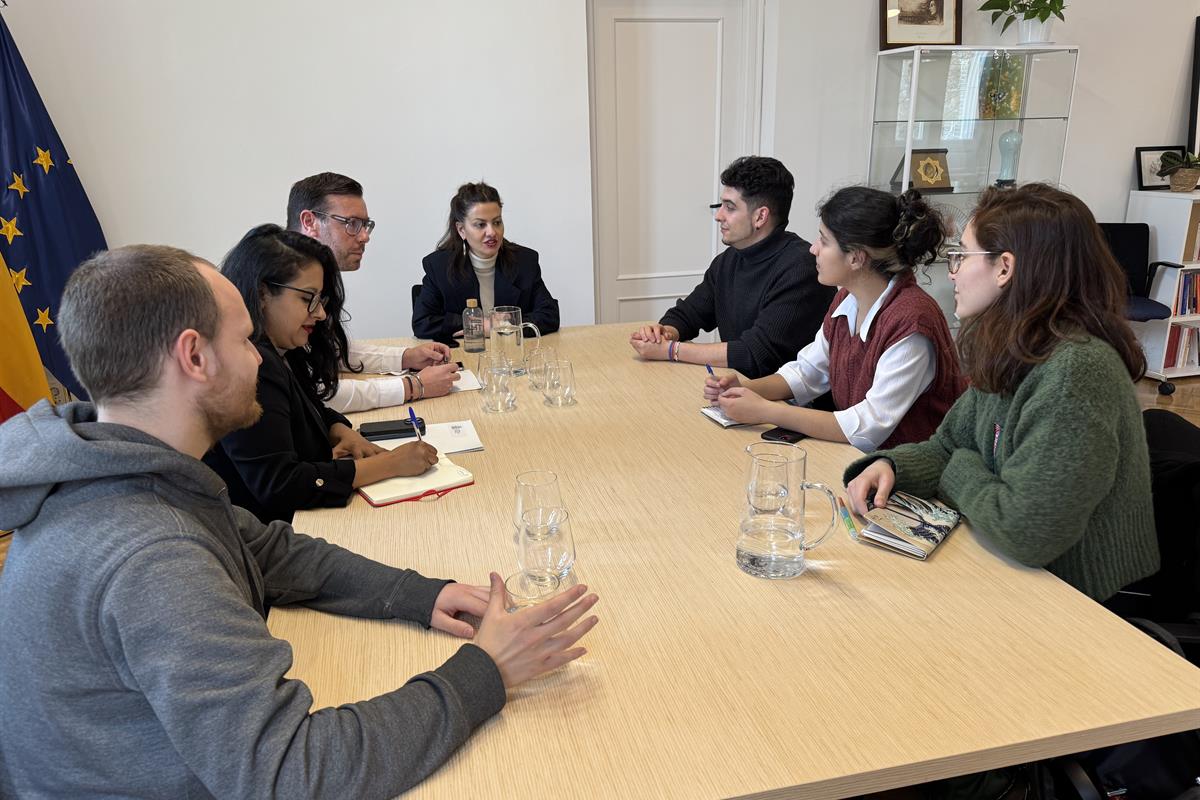 La ministra de Juventud e Infancia, Sira Rego, durante la reunión con los colectivos Ecolojóvenes y Fridays for Future.