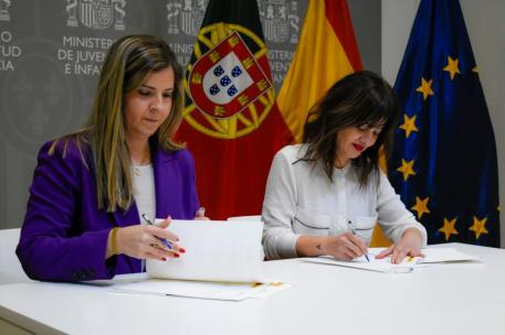 Las ministras Sira Rego y Margarida Balseiro en la firma del Memorando.