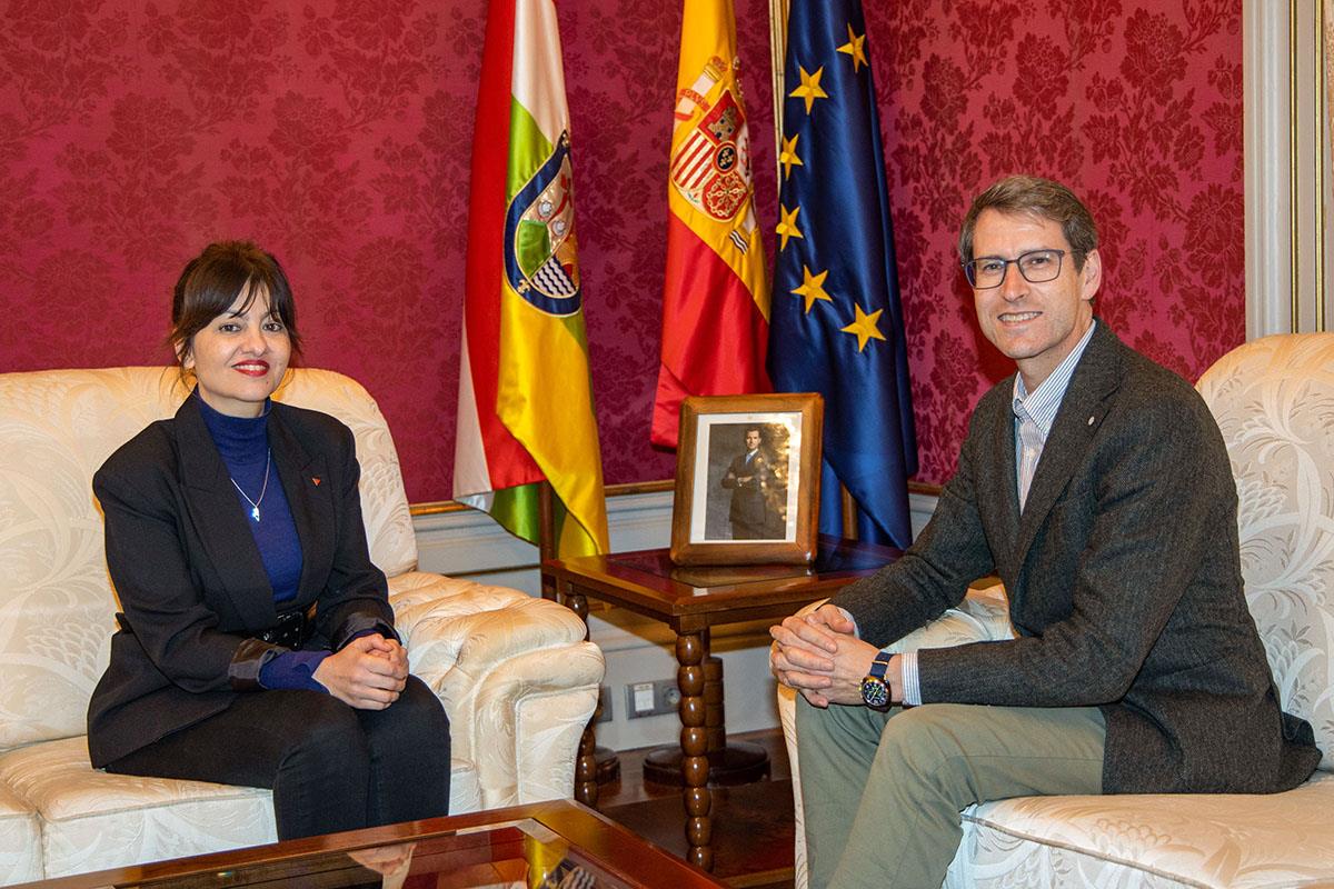  La ministra de Juventud e Infancia, Sira Rego, junto al presidente del Gobierno de La Rioja, Gonzalo Capellán.