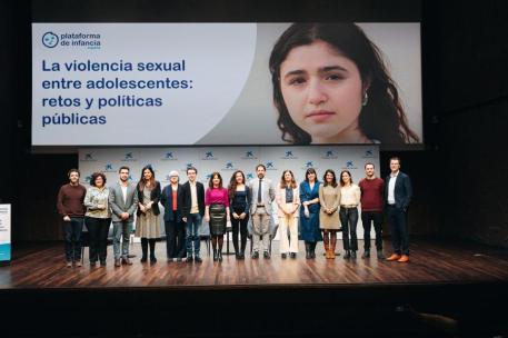 La ministra de Juventud e Infancia, Sira Rego, junto a los asistentes a la jornada 