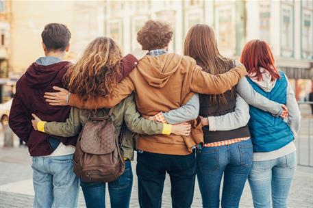 Grupo de adolescentes abrazados