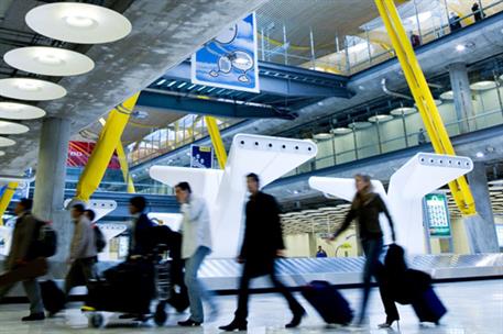 Pasajeros con equipaje en un aeropuerto