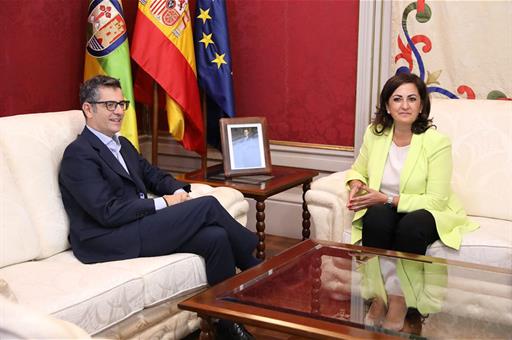 El ministro Félix Bolaños durante su reunión con la presidenta de La Rioja, Concha Andreu