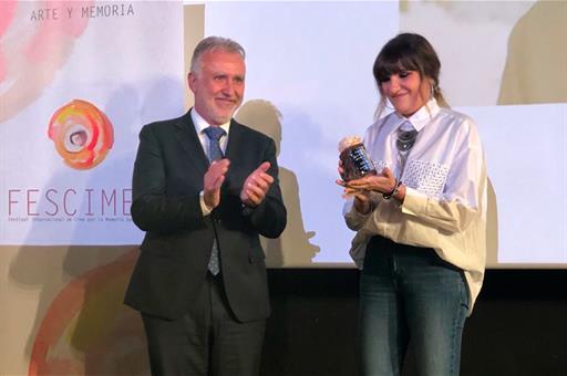 El ministro de Política Territorial y Memoria Democrática, Ángel Víctor Torres, junto a la cantante Rozalén