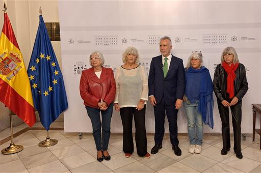 El ministro de Política Territorial y Memoria Democrática, Ángel Víctor Torres, junto a la familia de Salvador Puig Antich